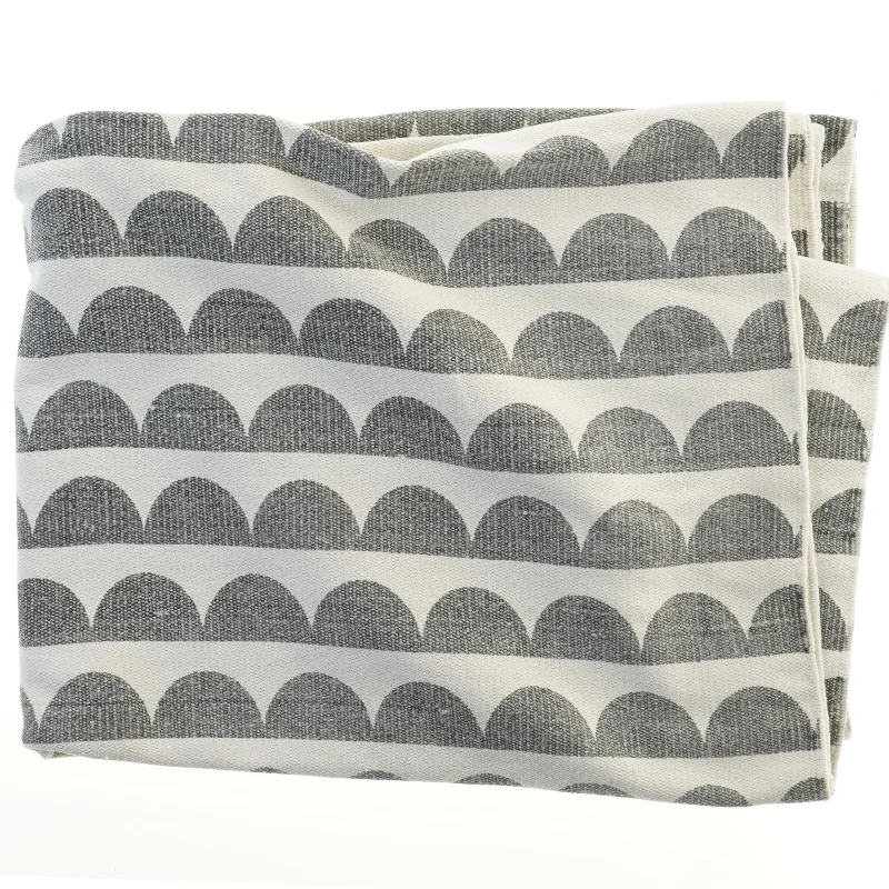 Grå og hvid dug med mønster (str. 188x132 cm)