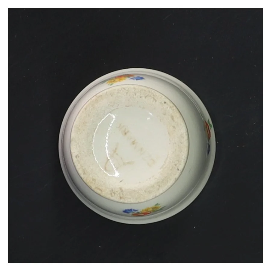 Lille porcelænskop med blomstermotiv (str. Ø 5 cm længde 5,5 cm)