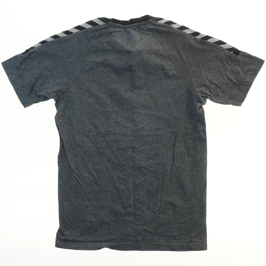 Sport T-shirt fra Hummel (str.  bryst 45 cm, længde 67 cm)