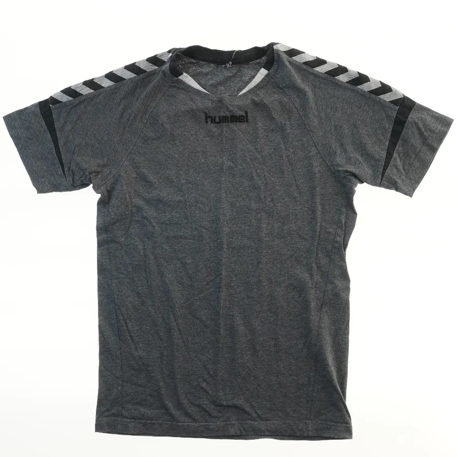 Sport T-shirt fra Hummel (str.  bryst 45 cm, længde 67 cm)