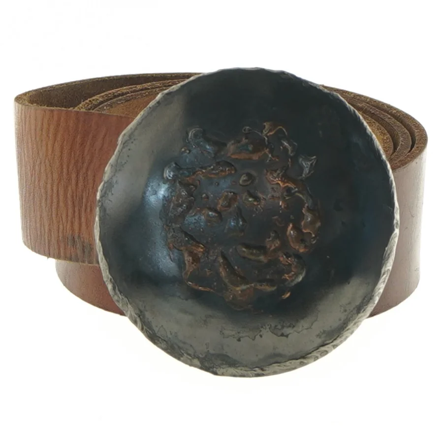 Læderbælte med dekorativt spænde (str. 105 cm)