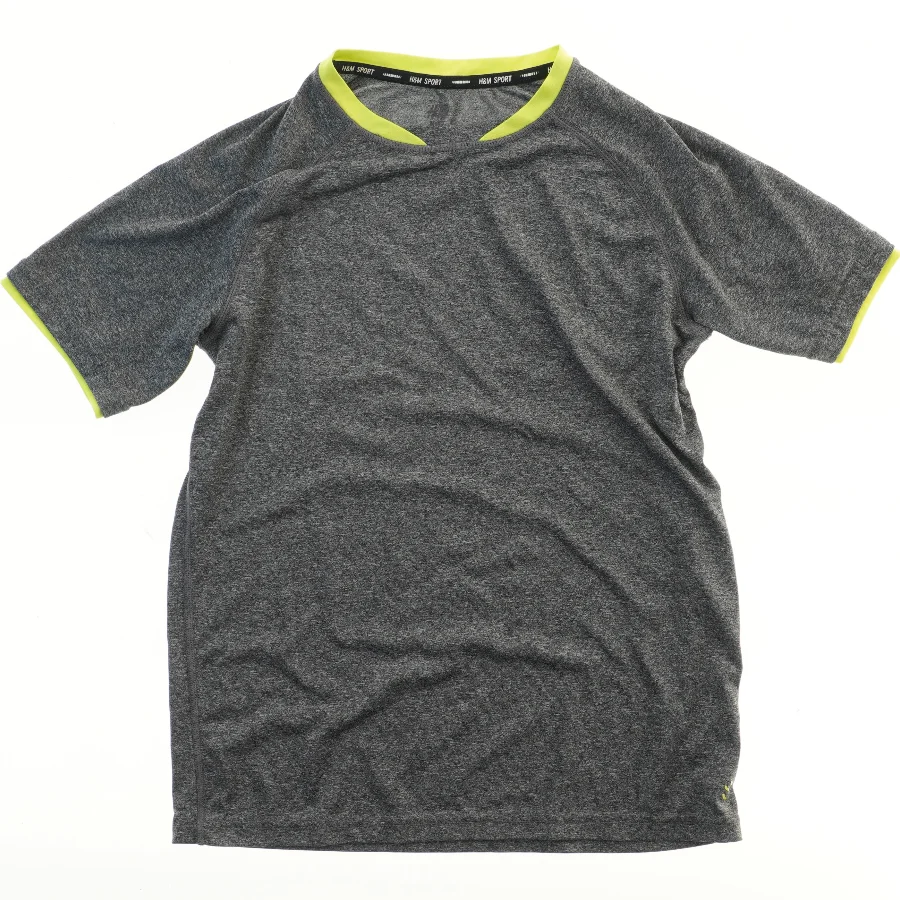 Grå t-shirt med grønne detaljer fra H&M sport (str. S)