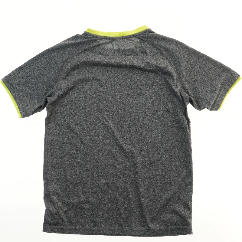 Grå t-shirt med grønne detaljer fra H&M sport (str. S)