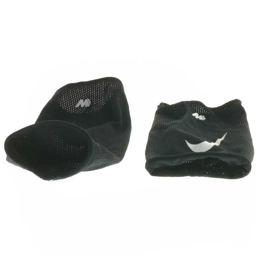 Sæt med sorte sportsærmer fra Nike (str. 22x11 cm)