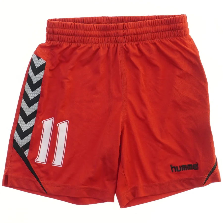 Sportshorts med nummer 11 fra Hummel (str. 146)