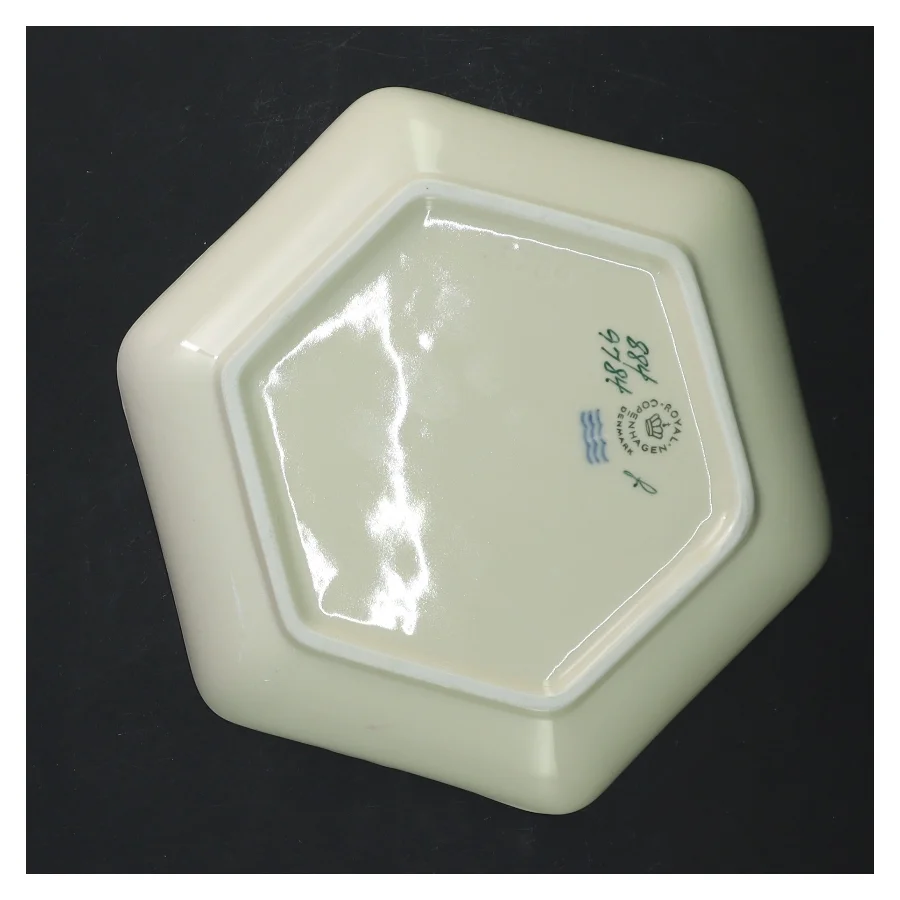 Hjertegræs stel. Hexagonalt porcelænsfad med blomsterdekoration fra Royal Copenhagen (str. 19x4 cm)