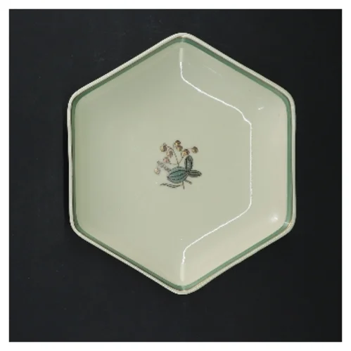 Hjertegræs stel. Hexagonalt porcelænsfad med blomsterdekoration fra Royal Copenhagen (str. 19x4 cm)