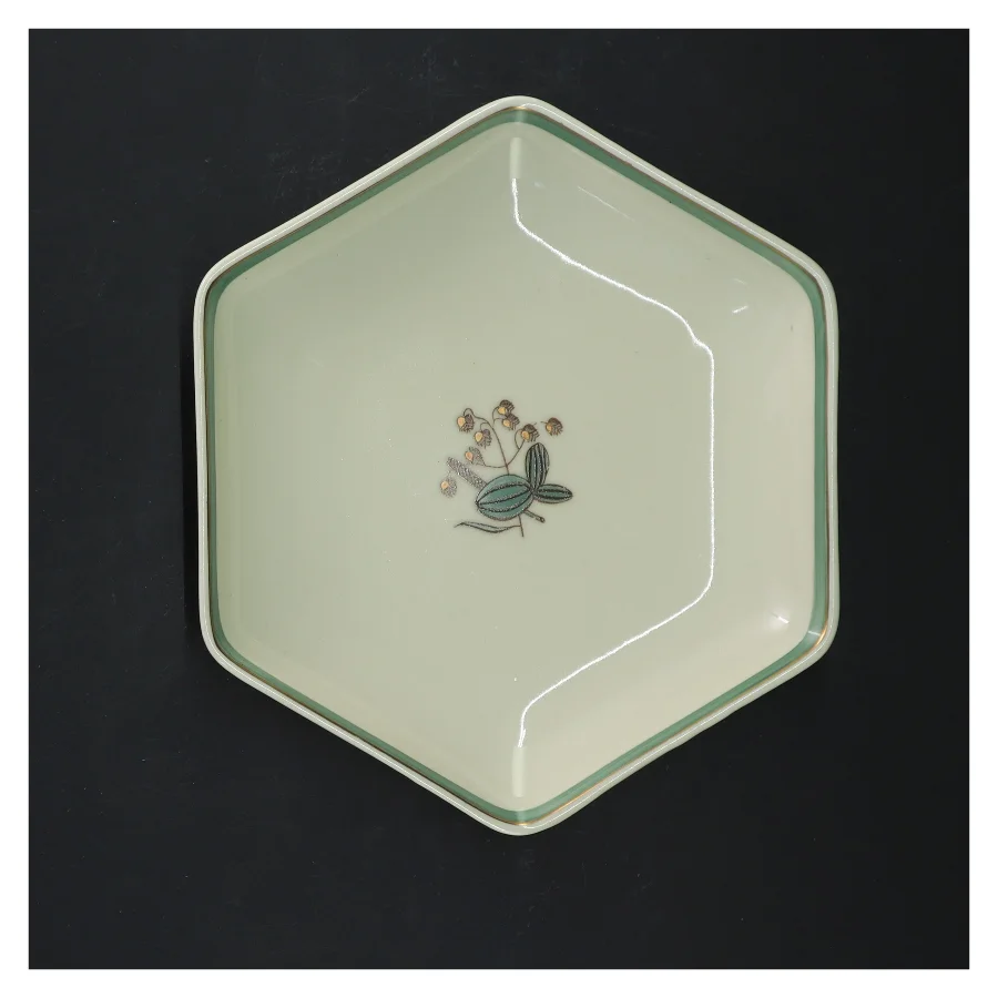 Hjertegræs stel. Hexagonalt porcelænsfad med blomsterdekoration fra Royal Copenhagen (str. 19x4 cm)