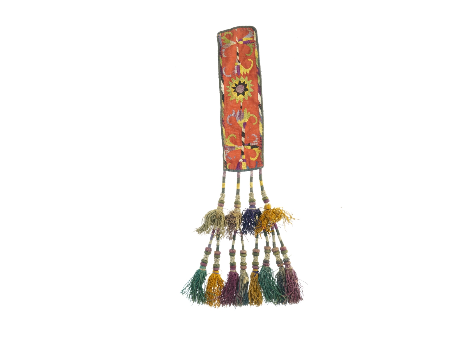 Broderet tekstilophæng med kvaster (str. 67 x 15 cm)