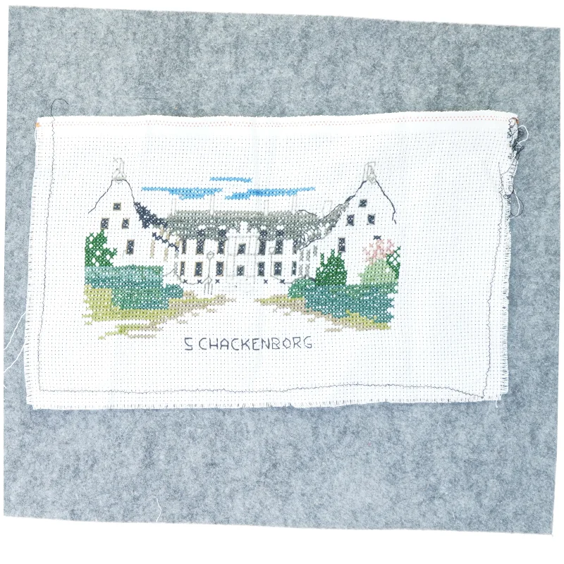 Broderet dækkeserviet (str. 39 x 24 cm)