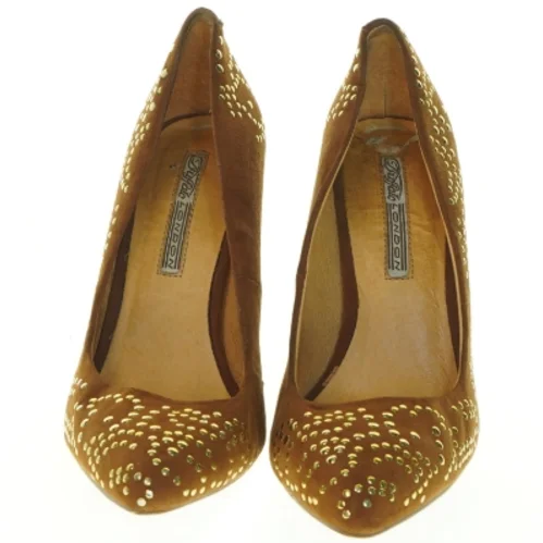 Brun stilethæl med nitter fra Buffalo (str. 38 )