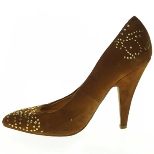 Brun stilethæl med nitter fra Buffalo (str. 38 )