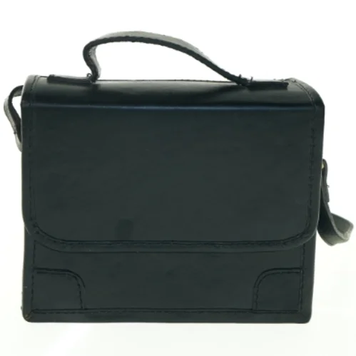 Sort skuldertaske i læderlook (str. B 20 x h 16 x d. 10 cm)