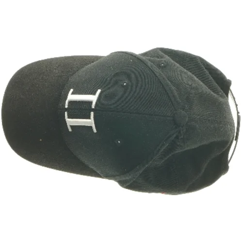 Sort kasket med 'II' fra Les Deux (str. Ø 19 cm)