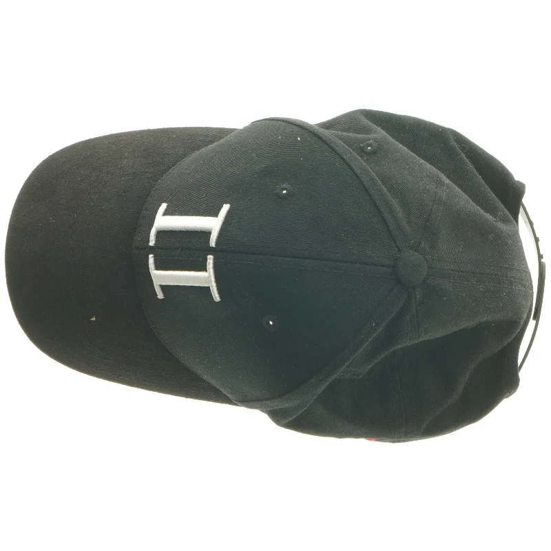 Sort kasket med 'II' fra Les Deux (str. Ø 19 cm)