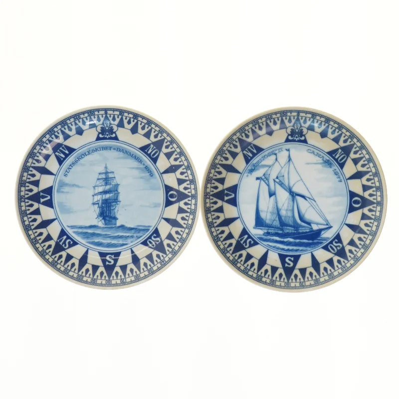 Blå og hvide dekorative tallerkener med skibsmotiver fra Lise Porcelain (str. Ø 19,5 cm)