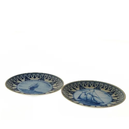 Blå og hvide dekorative tallerkener med skibsmotiver fra Lise Porcelain (str. Ø 19,5 cm)