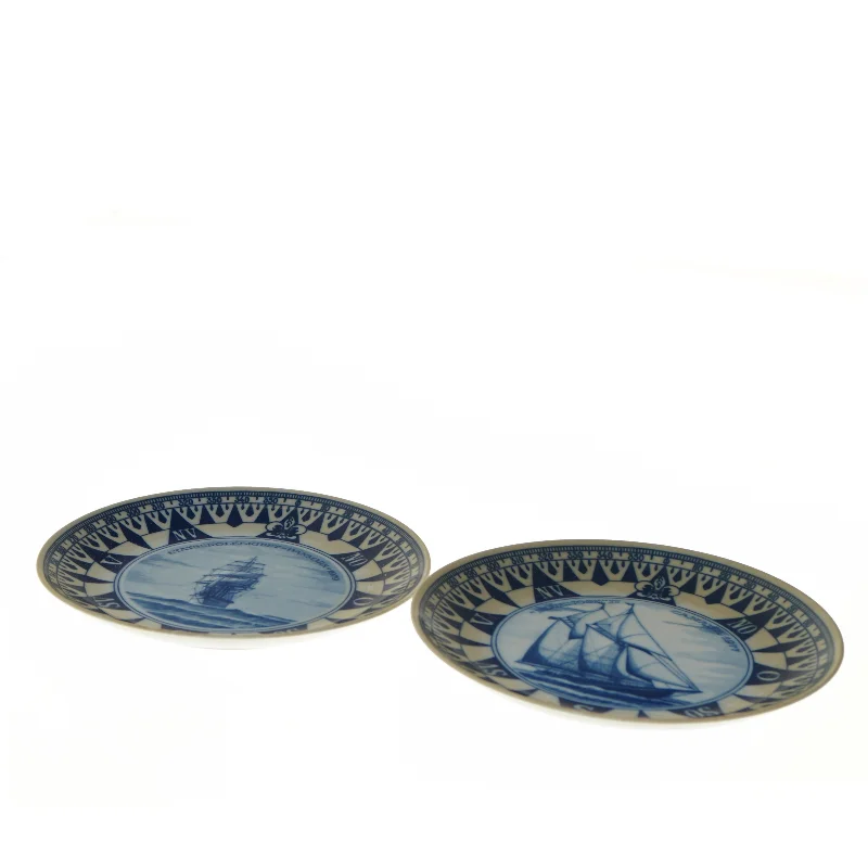 Blå og hvide dekorative tallerkener med skibsmotiver fra Lise Porcelain (str. Ø 19,5 cm)