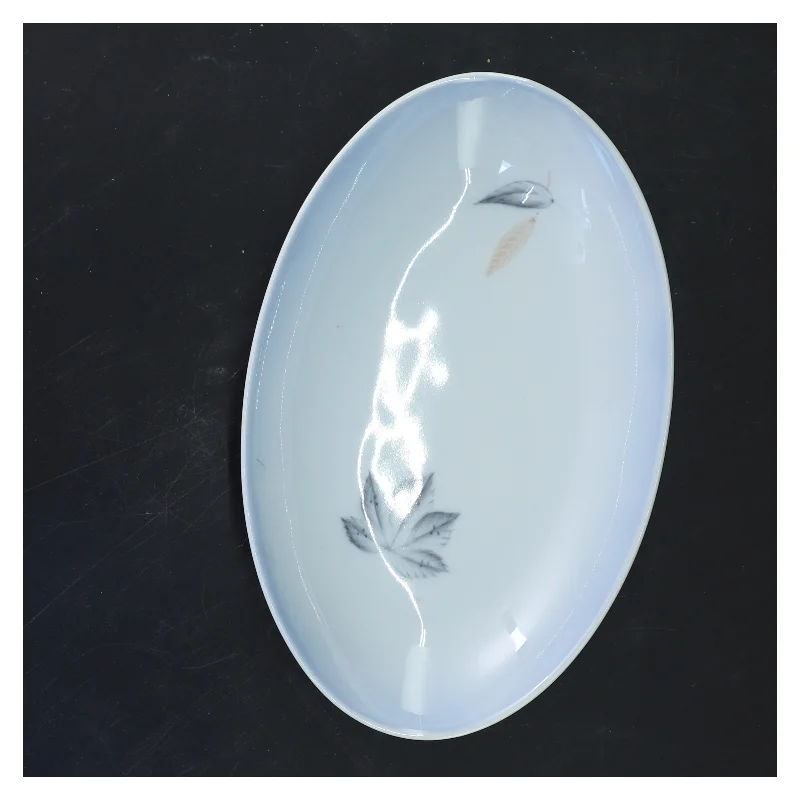 Ovalt porcelæn fad fra B&G Løvfald (str. 4x23x15 cm)