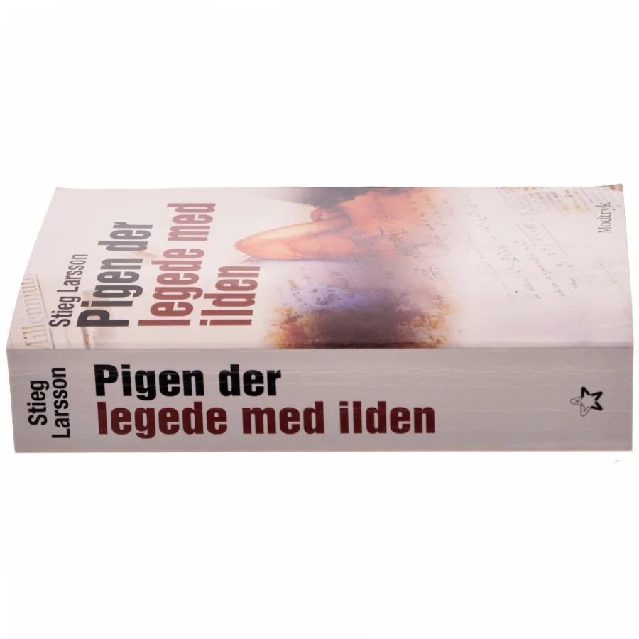 Pigen Der Legede Med Ilden (Millennium, 2. Bind) af Stieg Larsson (Bog)