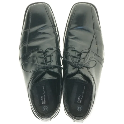 Sorte herresko med snørebånd fra Dario (str. 44 )