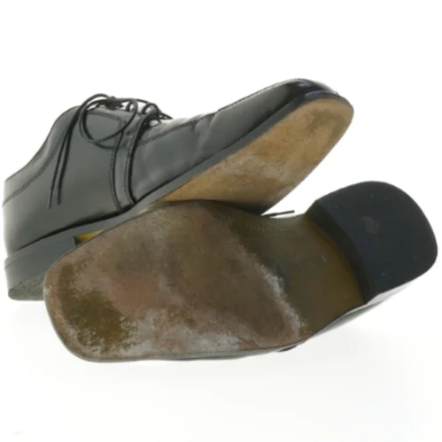 Sorte herresko med snørebånd fra Dario (str. 44 )