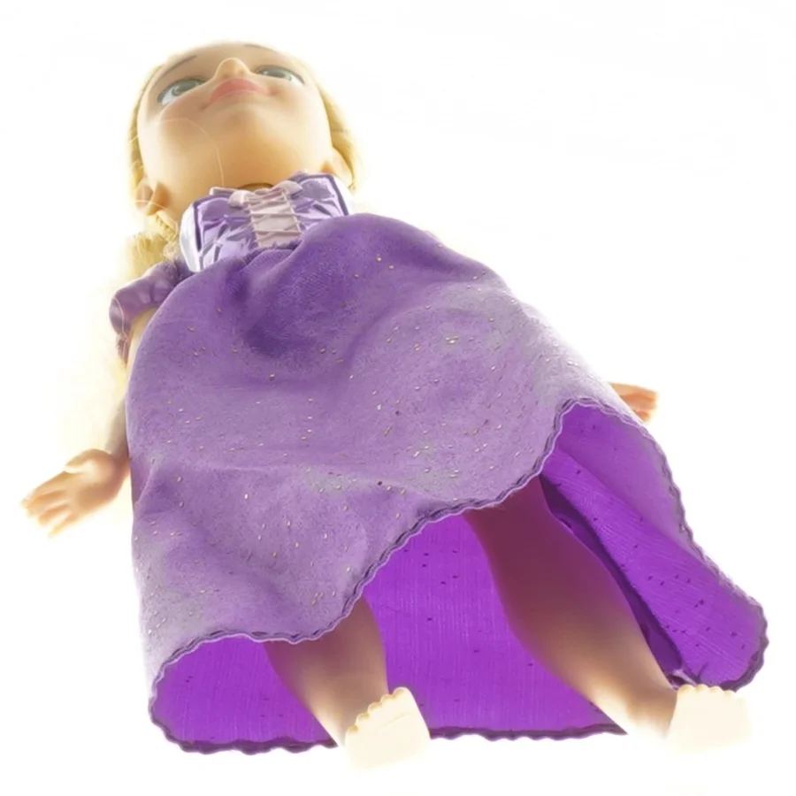 Dukke i lilla kjole (str. 27 cm)