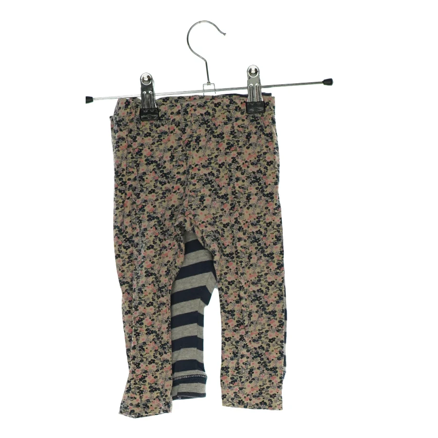 2 par bukser fra hhv. Name It og H&M (str. 68 og 80)