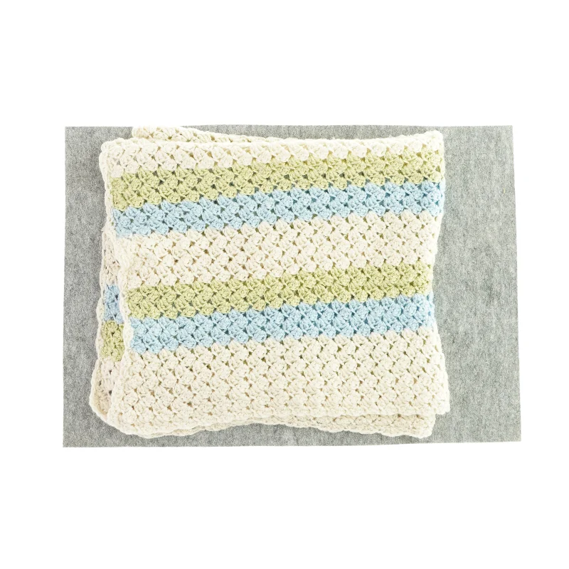 Strikket tæppe med striber (85 x 90 cm)