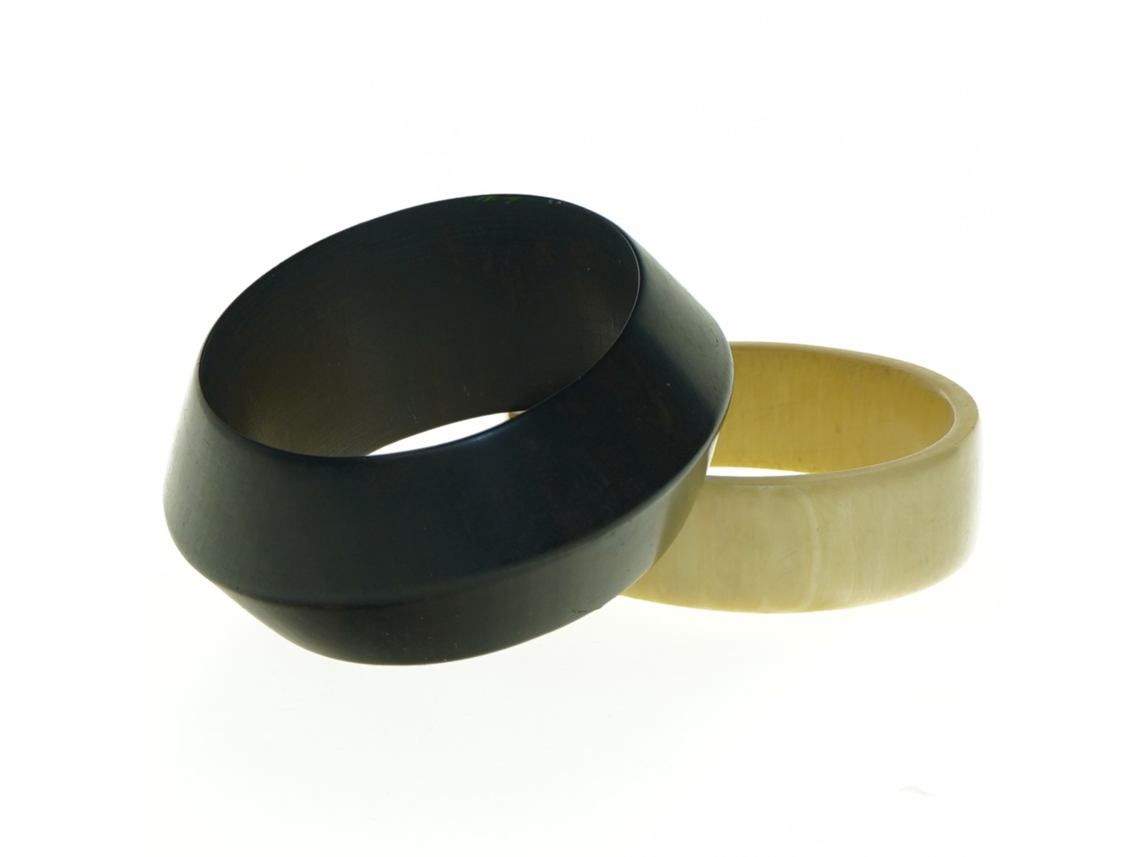 Armbånd i træ, 2 stk (str. 6,5 cm)