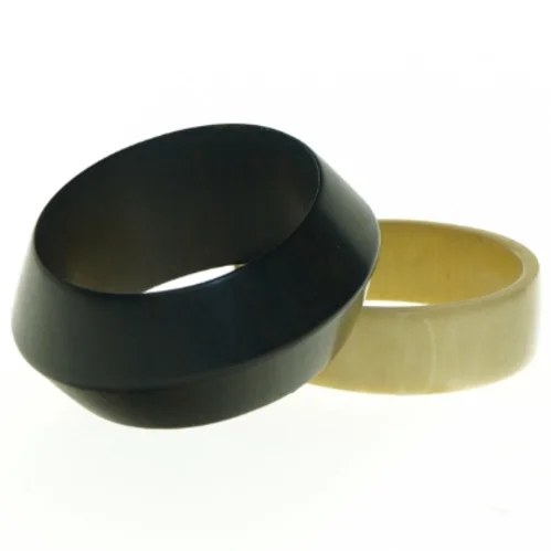 Armbånd i træ, 2 stk (str. 6,5 cm)