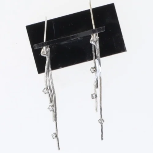 Øreringe med sten og fletdetaljer (str. 8,5 cm)