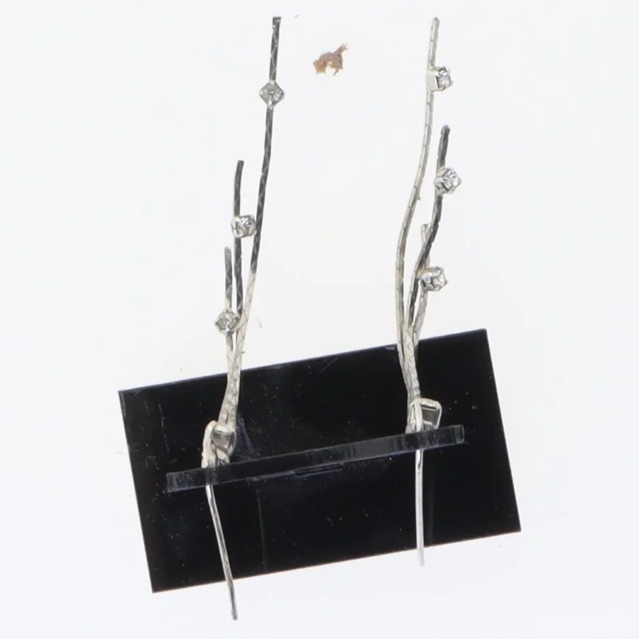 Øreringe med sten og fletdetaljer (str. 8,5 cm)