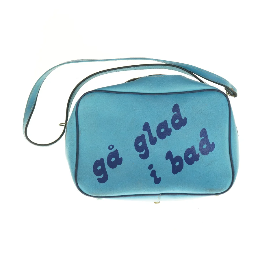 Blå skuldertaske med tekst 'gå glad i bad' (str. 40 x 28 x 10 cm)