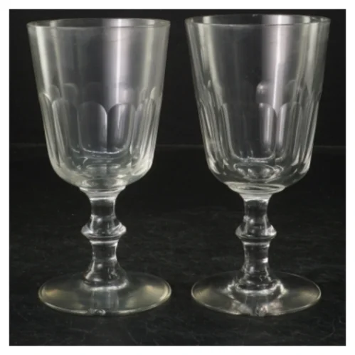 2 antikke vinglas (str. 15,5x8 cm)