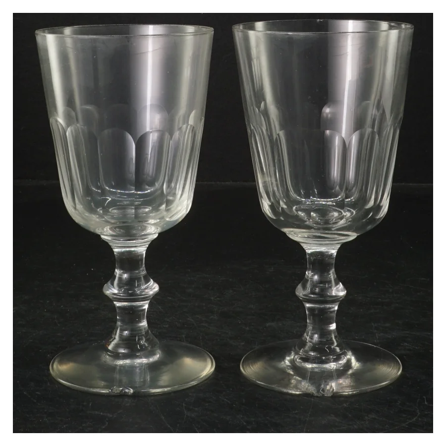 2 antikke vinglas (str. 15,5x8 cm)