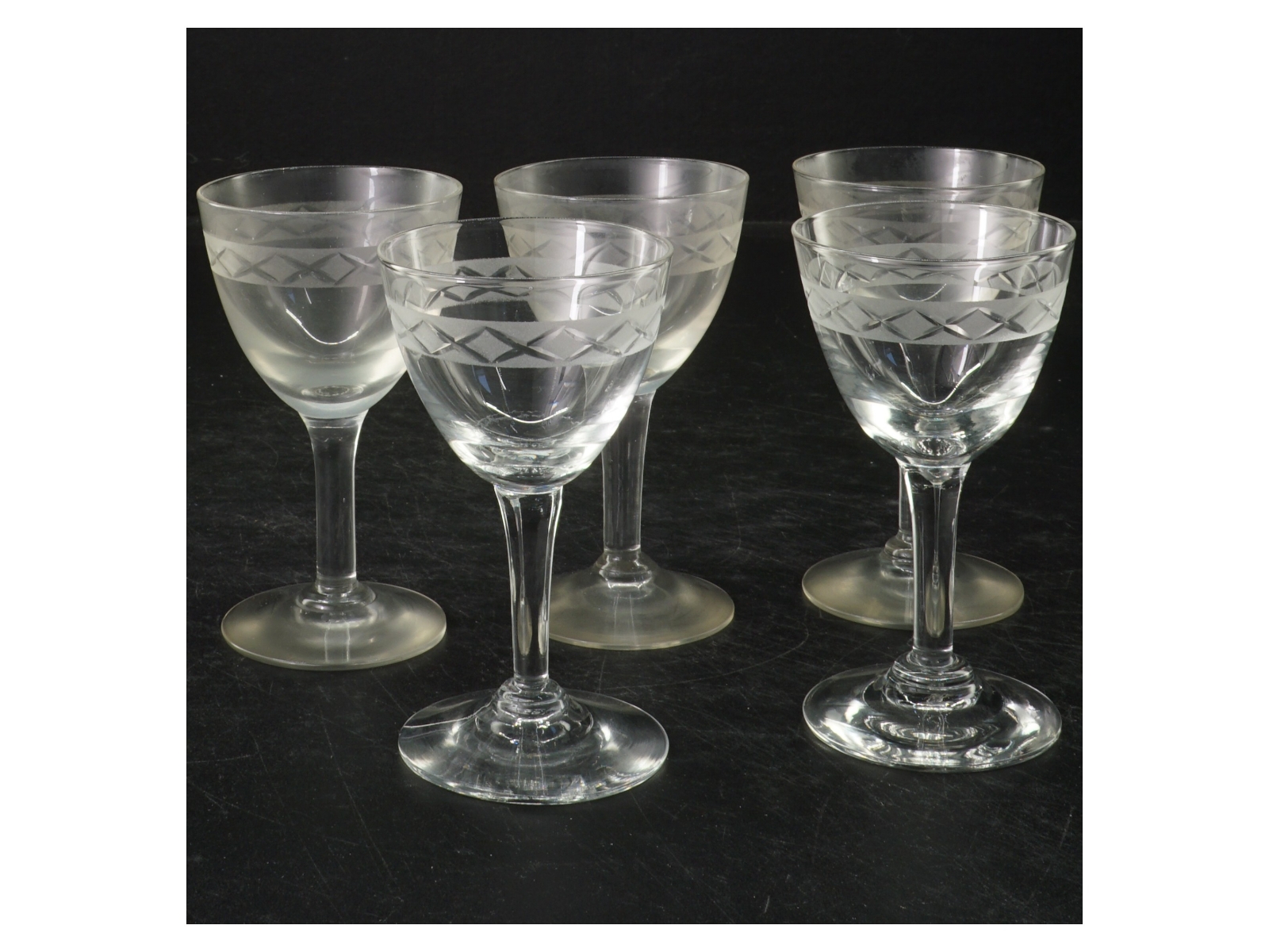 Sæt af 5 smukke glas med udskårne mønstre (str. 10x6 cm)