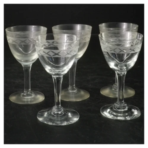 Sæt af 5 smukke Ejby glas med udskårne mønstre (str. 10x6 cm)