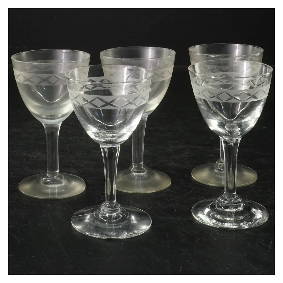 Sæt af 5 smukke Ejby glas med udskårne mønstre (str. 10x6 cm)