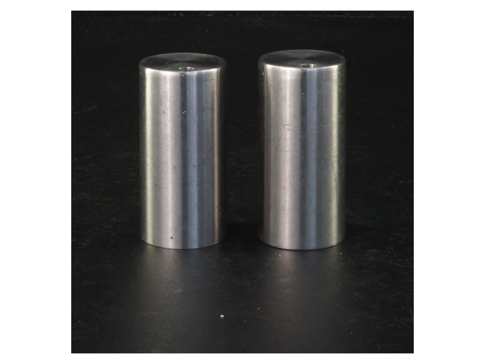 Salt- og pebersæt i metal (str. 6,5 cm)