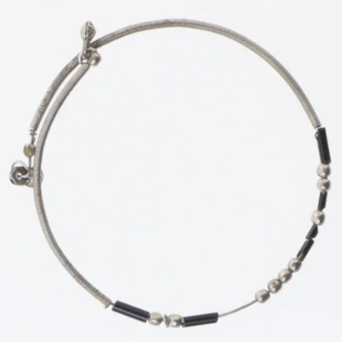 Metal og læder armbånd (str. Ø 7 cm)