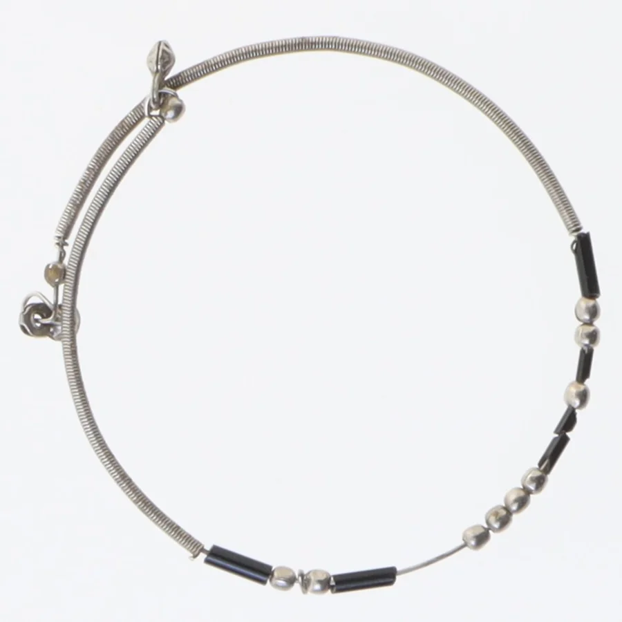 Metal og læder armbånd (str. Ø 7 cm)