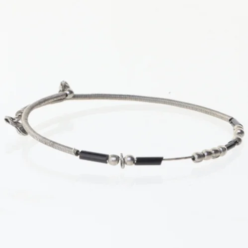 Metal og læder armbånd (str. Ø 7 cm)