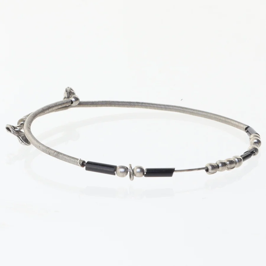 Metal og læder armbånd (str. Ø 7 cm)