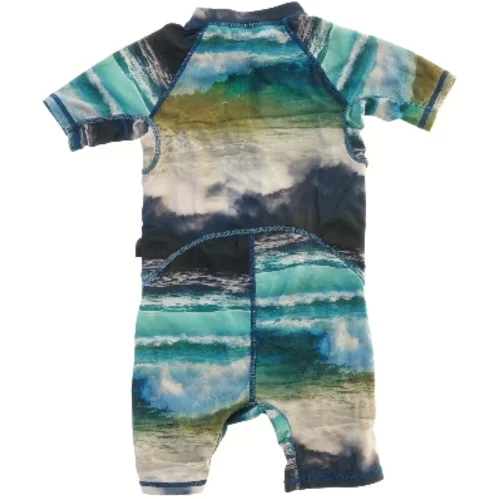 Børn våddragt med vandmønster fra Molo (str. 92)