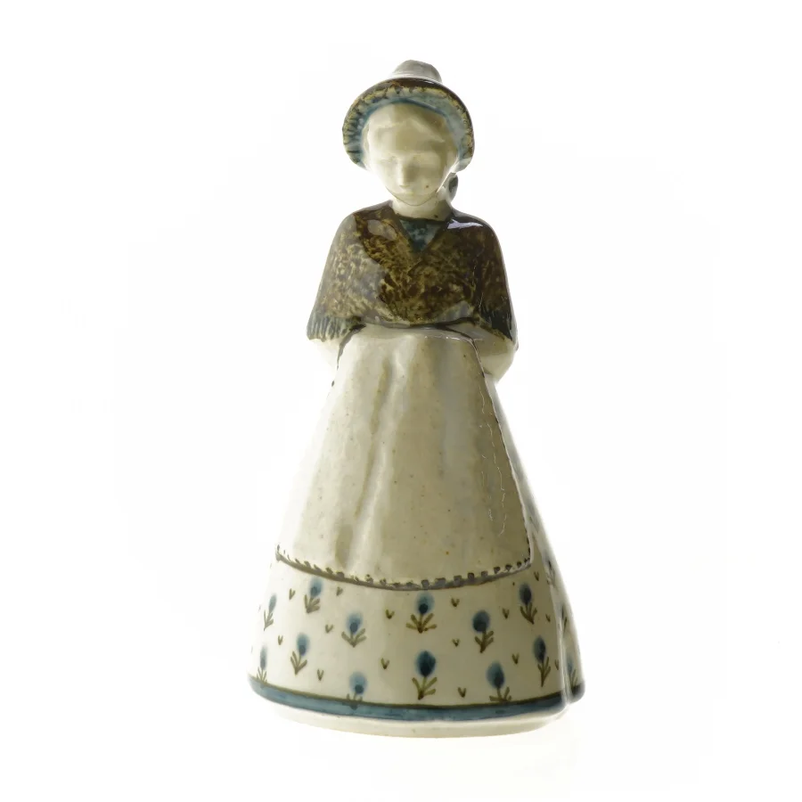 Bing og Grøndahl Figur af Gudrun Meedom Bæch Pige i national dragt no 7205/2 fra B&G (str. 24 cm)