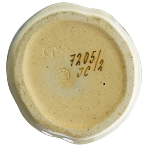 Bing og Grøndahl Figur af Gudrun Meedom Bæch Pige i national dragt no 7205/2 fra B&G (str. 24 cm)