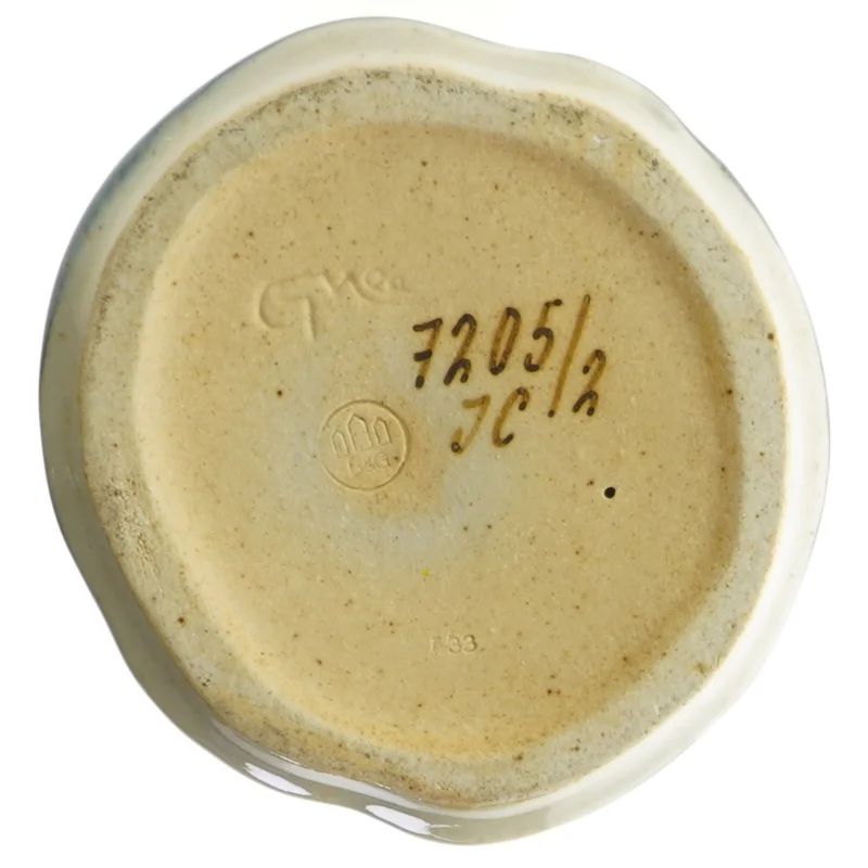 Bing og Grøndahl Figur af Gudrun Meedom Bæch Pige i national dragt no 7205/2 fra B&G (str. 24 cm)