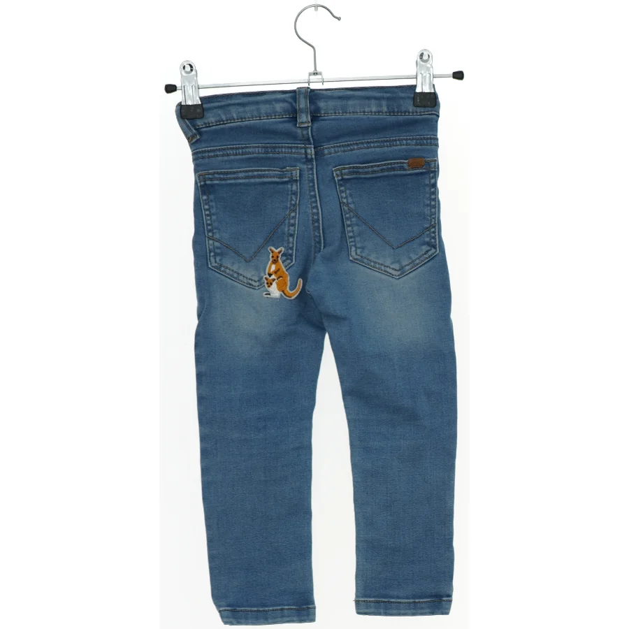 Børnejeans med kænguruapplikation fra Name It (str. 98)