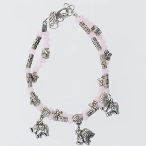 Armbånd med rosa perler og elefantvedhæng (str. 22 cm)